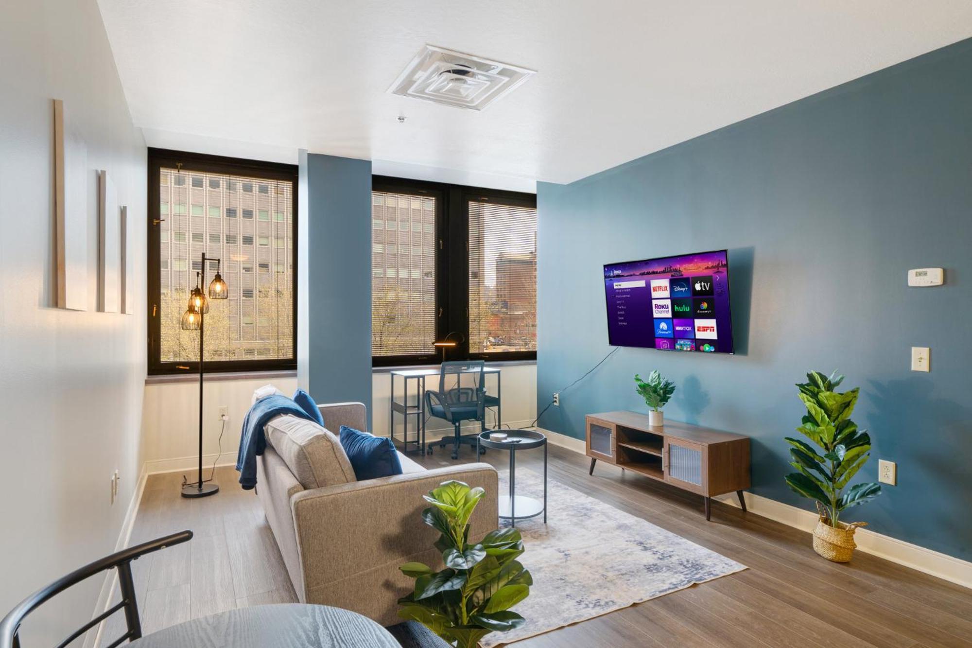 Vibrant Luxury Prime Location 24-7 Onsite Parking Gym Lounge Apartment